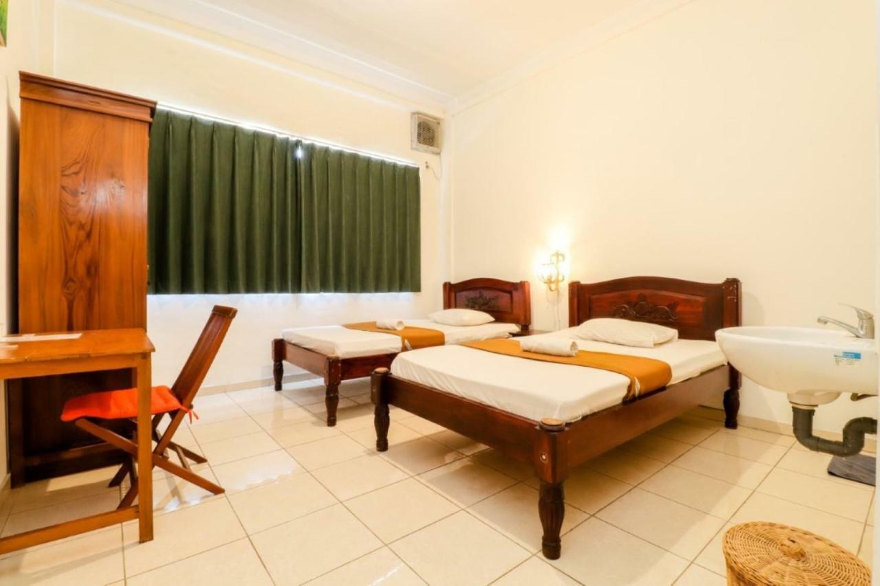 Palmyra Hostel Malang Exterior photo